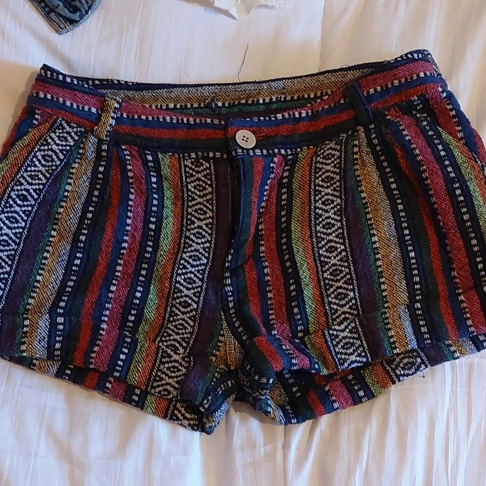 XS Shorts in a cool print - Picture 2 of 3